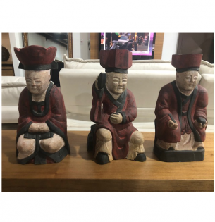 Trio Monges sentados