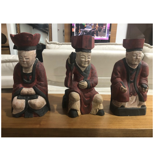 Trio Monges sentados